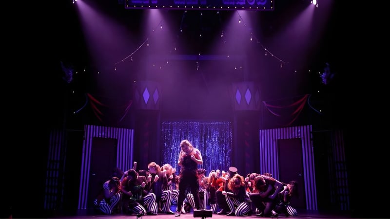 Ein Solokünstler wird von einer Gruppe Tänzer bei einer Bühnenaufführung auf dem Campus der Shawnigan Lake School begleitet.