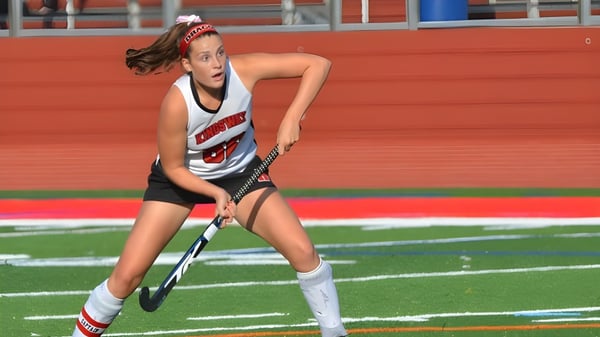 Eine junge Sportlerin hält einen Tennisschläger auf dem Sportplatz des Shebbear College.
