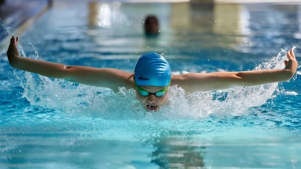 Eine Schülerin der Sherborne Girls' School schwimmt im Schwimmbecken mit Wasserspritzern.