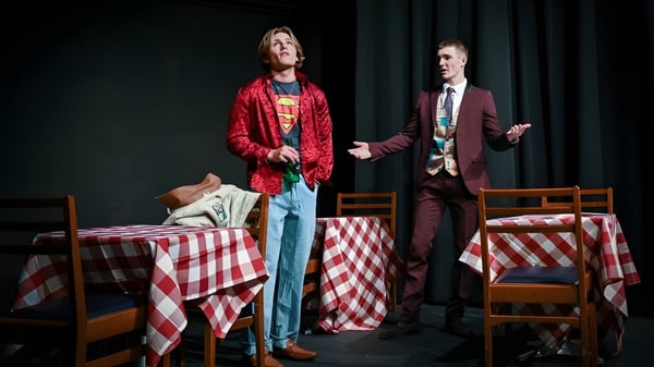 Zwei Personen stehen in einem schwach beleuchteten Raum auf dem Campus der Sherborne School.