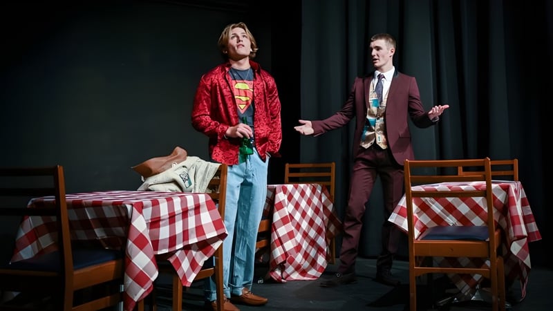 Zwei Personen stehen in einem schwach beleuchteten Raum auf dem Campus der Sherborne School.