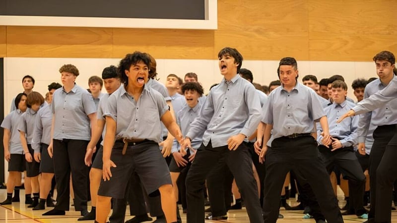 Eine Gruppe von Schülern der Shirley Boys' High School steht in einer Reihe vor einer Holzbühne.