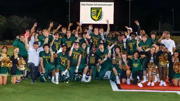 Schüler der Shorecrest Preparatory School feiern gemeinsam auf dem Sportfeld mit Sportuniformen und Cheerleadern.