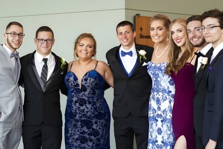 Eine Gruppe formell gekleideter Personen bei einer Veranstaltung auf dem Campus der Shrewsbury School.