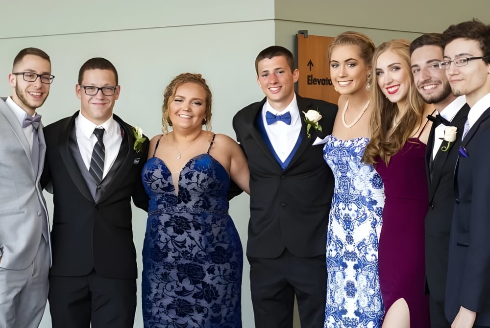 Eine Gruppe formell gekleideter Personen bei einer Veranstaltung auf dem Campus der Shrewsbury School.