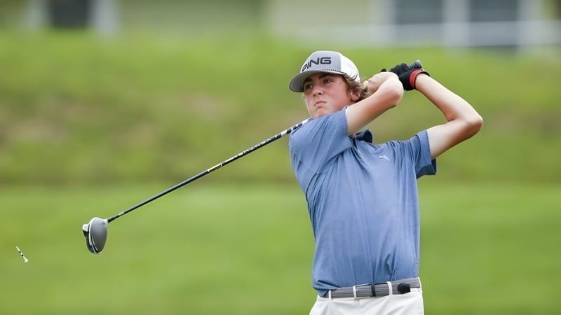 Ein Schüler der Sidcot School schlägt einen Golfball auf einem Rasenfeld.