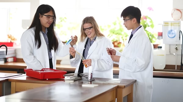 Drei Schülerinnen und Schüler der Sidcot School arbeiten gemeinsam in einem Labor mit wissenschaftlichen Geräten.