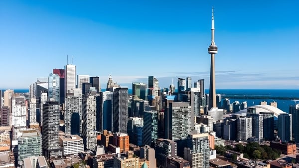 Blick auf die Skyline mit dem CN Tower in der Nähe des Silverthorn Collegiate Institute.