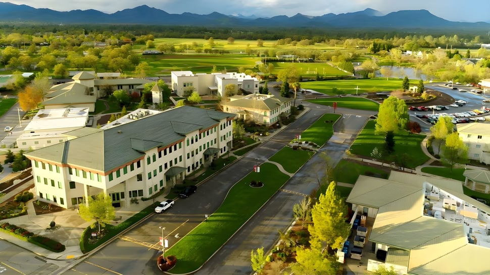 Eine malerische Landschaft mit Bergen im Hintergrund in der Nähe der Simpson University.