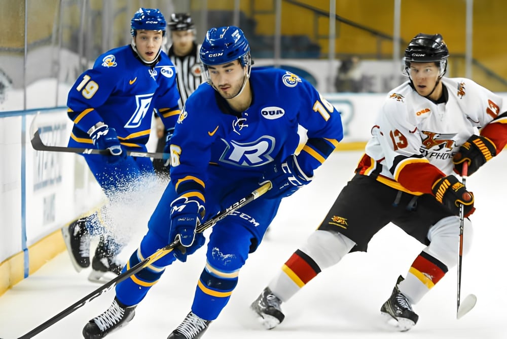 Schüler der Sir Wilfrid Laurier Secondary School spielen ein Hockeyspiel auf der Eisfläche mit Zuschauern im Hintergrund.