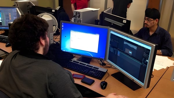 Eine Schülerin der Sisler High School arbeitet an einem Computerarbeitsplatz mit mehreren Bildschirmen.