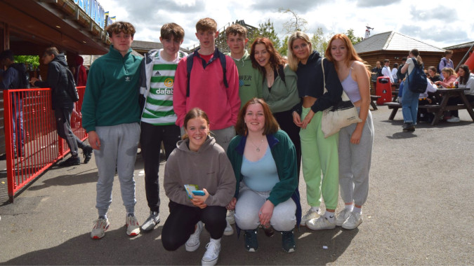 Eine Gruppe von Schülerinnen und Schülern der Sligo Grammar School steht gemeinsam bei einer Veranstaltung im Freien.