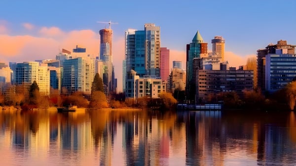 Der ruhige See spiegelt die Skyline der Stadt mit Wolkenkratzern bei Sonnenuntergang auf dem Gelände des Smiths Falls District Collegiate Institute.