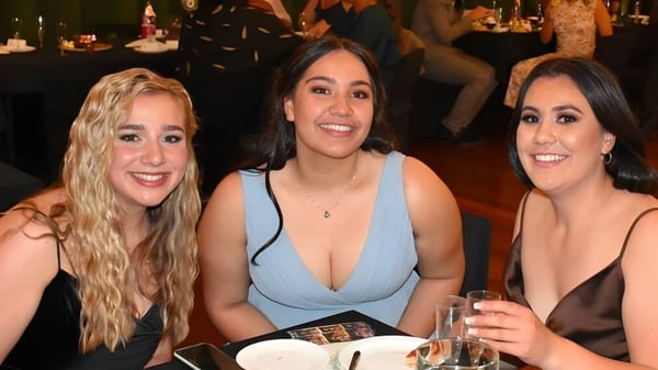 Drei Schülerinnen des Solway College posieren zusammen bei einer Veranstaltung in einem Club.