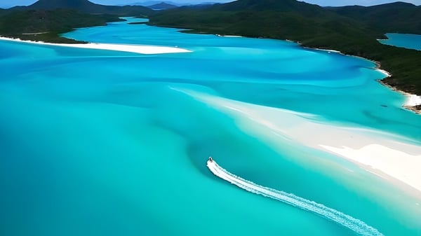 Eine Luftaufnahme einer türkisfarbenen Lagune umgeben von grünen Hügeln nahe dem Solway College.
