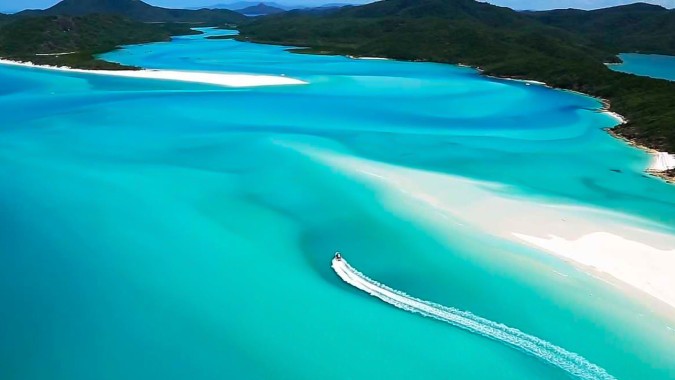 Luftaufnahme eines tropischen Paradieses mit klaren türkisfarbenen Gewässern und weißen Sandstränden nahe dem Solway College.