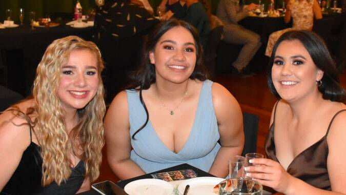 Drei Schülerinnen des Solway College posieren in formeller Kleidung bei einer Schulveranstaltung.