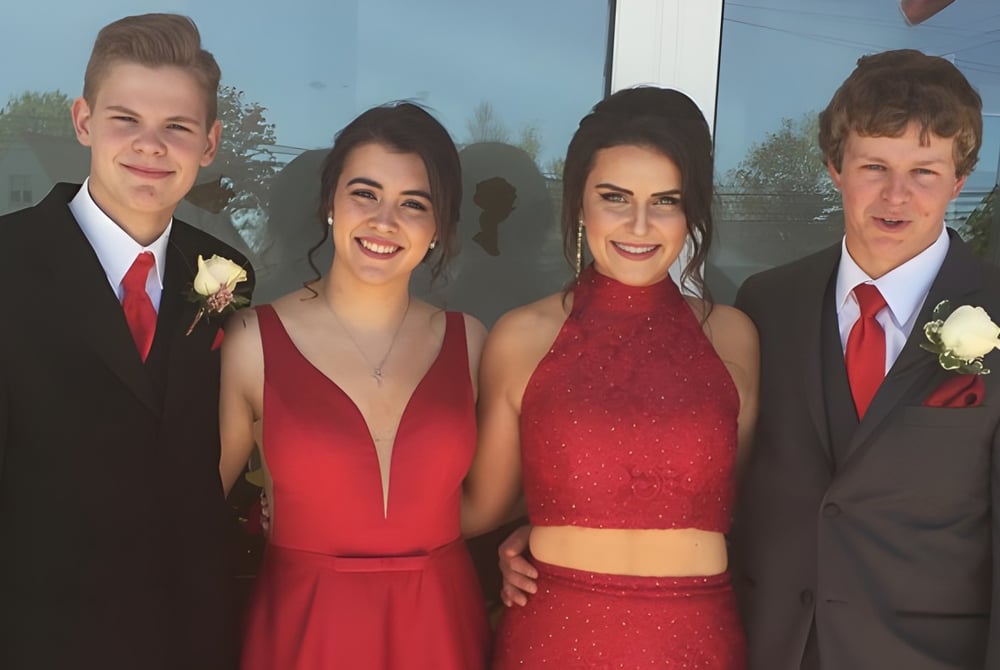 Vier Schüler der Souris Regional School stehen in festlicher Kleidung zusammen bei einem besonderen Schulereignis.