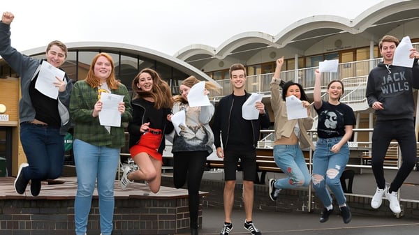Eine Gruppe Schülerinnen und Schüler demonstriert vor dem gewölbten Gebäude auf dem Campus des South Downs College.