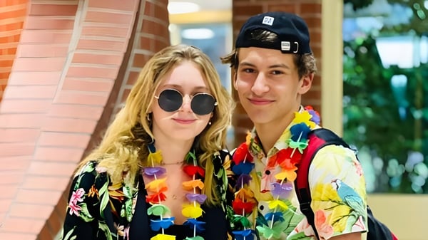 Zwei Personen stehen vor einem Backsteingebäude der South Grenville District High School.