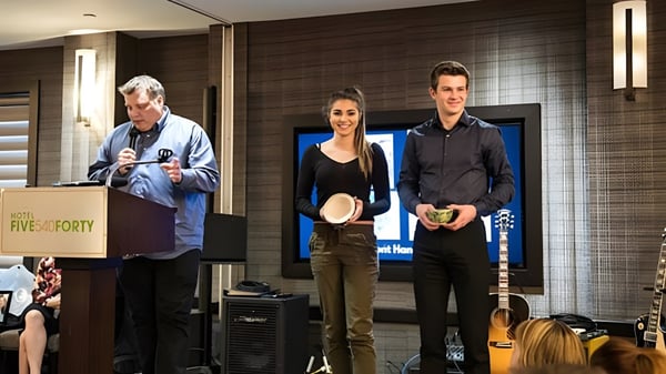 Drei Personen stehen im Musikstudio der South Kamloops Secondary School mit verschiedener Musikausrüstung im Hintergrund.