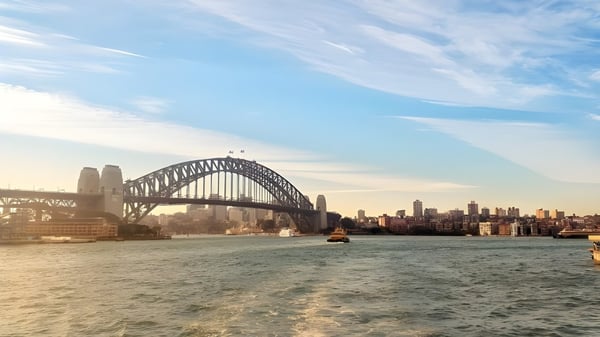 Das Bild zeigt die Sydney Harbour Bridge mit der Skyline im Hintergrund auf dem Campus der South Sydney High School.