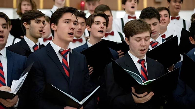 Eine Gruppe Schüler der Southwest Christian Academy tritt in formeller Kleidung als Chor auf.