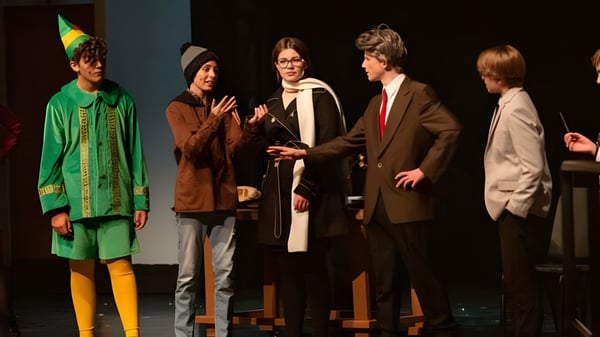 Eine Gruppe von Personen steht auf der Bühne bei einem Event der Sparta High School.