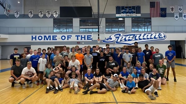Eine Gruppe Schüler versammelt sich auf dem Basketballplatz in der Turnhalle der Sparta High School.