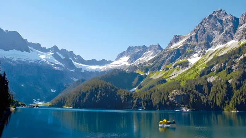 Ein kleines Boot schwimmt auf dem ruhigen See in den Bergen bei Sparwood Secondary School.