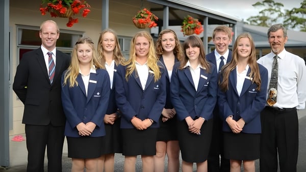 Eine Gruppe von Schülern der Springbank School steht gemeinsam vor einem Gebäude mit festlicher Dekoration.