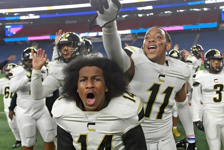 Schüler der Springfield Central State High School feiern auf dem Fußballfeld vor dem Stadion.