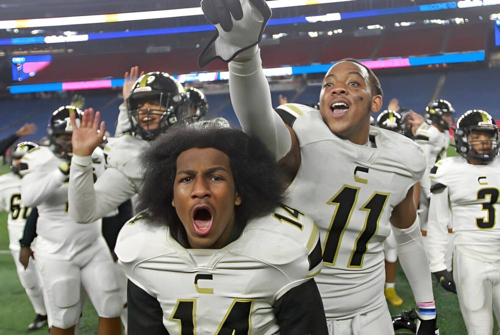 Schüler der Springfield Central State High School feiern auf dem Fußballfeld vor dem Stadion.