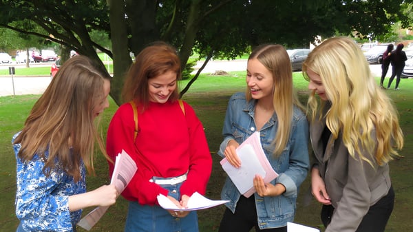 Vier Schülerinnen der St. Alban's Catholic High School stehen im Grünen und führen ein Gespräch.