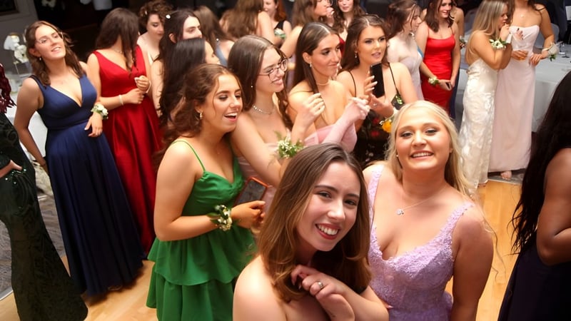 Eine Gruppe junger Frauen in formeller Kleidung bei einer Abendveranstaltung auf dem Campus des St. Angela’s College.