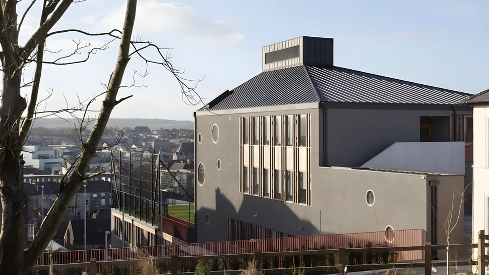 Das moderne Gebäude mit Metallbedachung auf dem Campus von St. Angela’s College bietet Ausblick auf die Stadt.