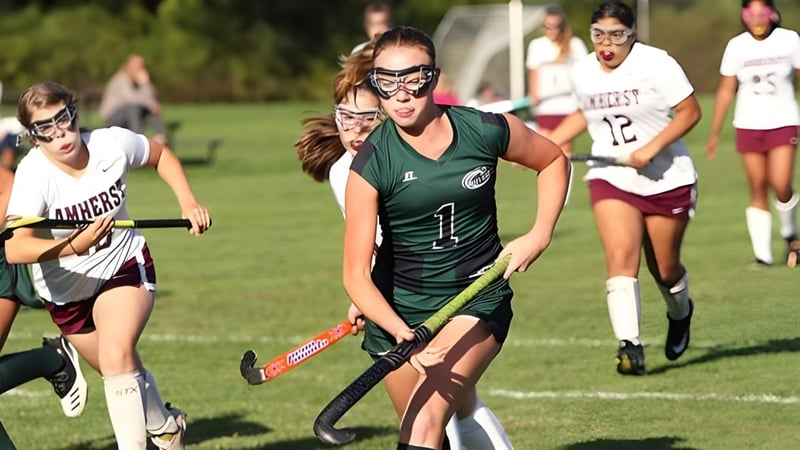 Schülerinnen von St. Angela’s College spielen ein Feldhockeyspiel auf dem Sportplatz.