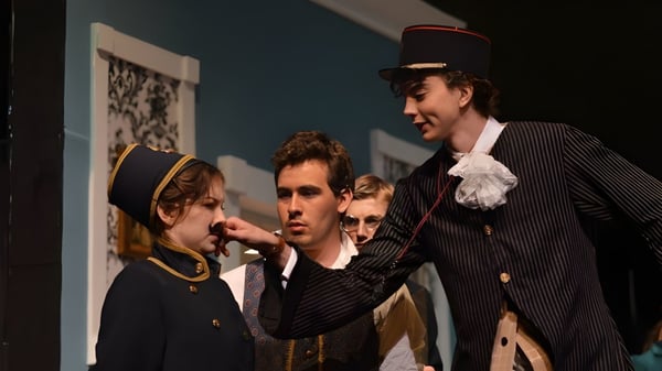 Schüler der St. Anne's-Belfield School führen ein Theaterstück in viktorianischer Kleidung auf.