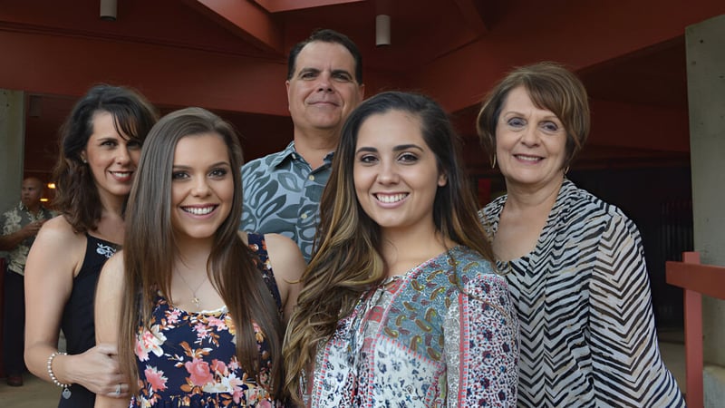 Eine Gruppe von fünf Schülerinnen und Schülern posiert lächelnd in einem Café auf dem Campus der St. Anthony School.