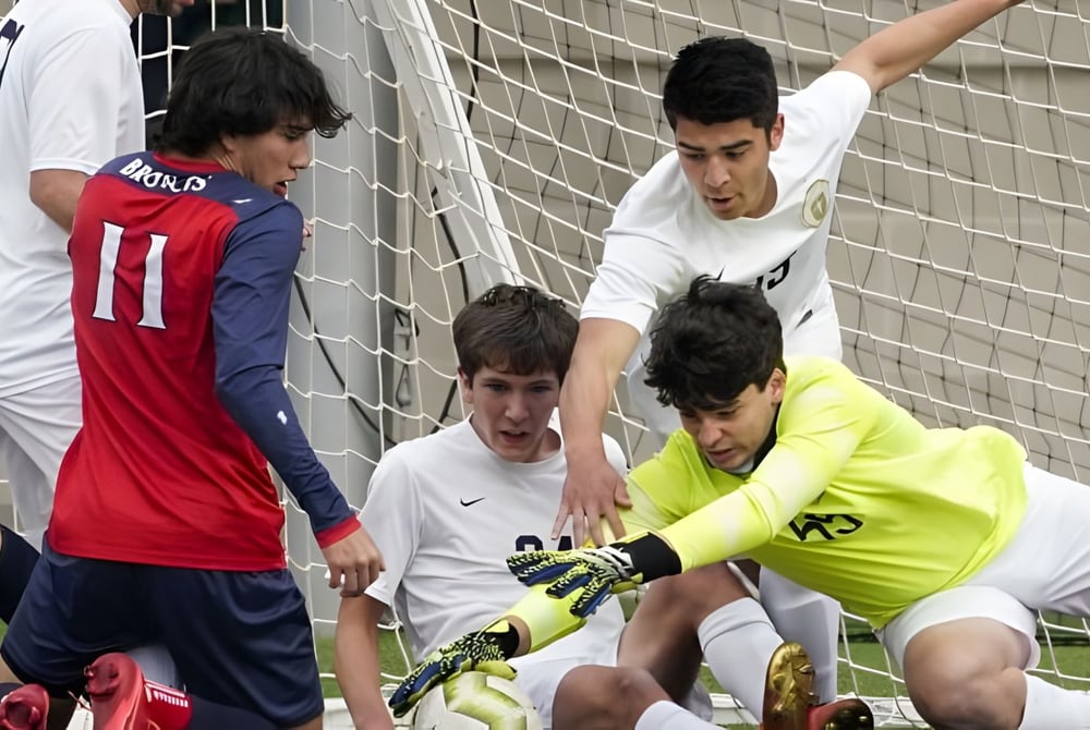 Schüler der St. Brendan’s Community School erhalten auf dem Fußballfeld gemeinsam Anweisungen beim Training.