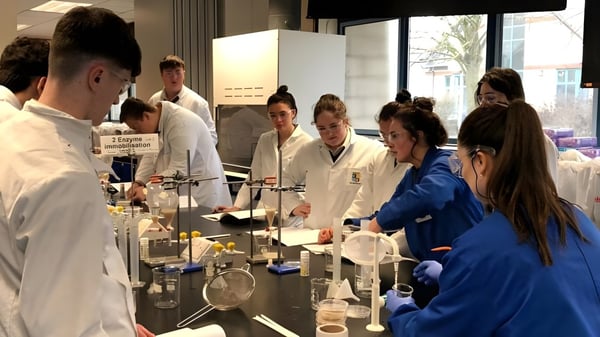 Schülerinnen und Schüler von St. Bricin’s College führen gemeinsam ein Experiment im Labor durch.