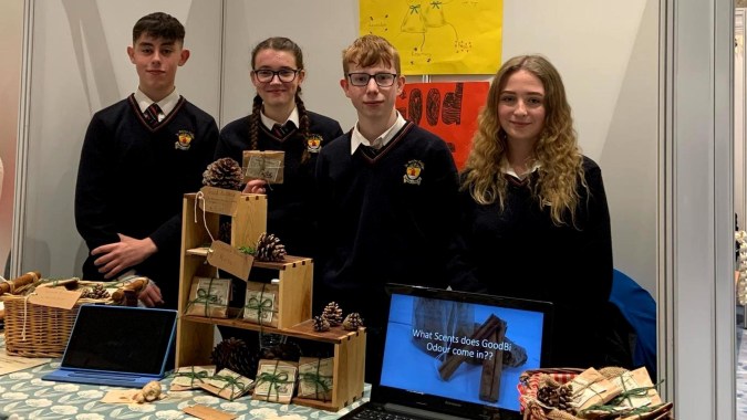 Schüler des St. Bricin’s College stehen vor einem Display mit verschiedenen Exponaten und einem Laptop.