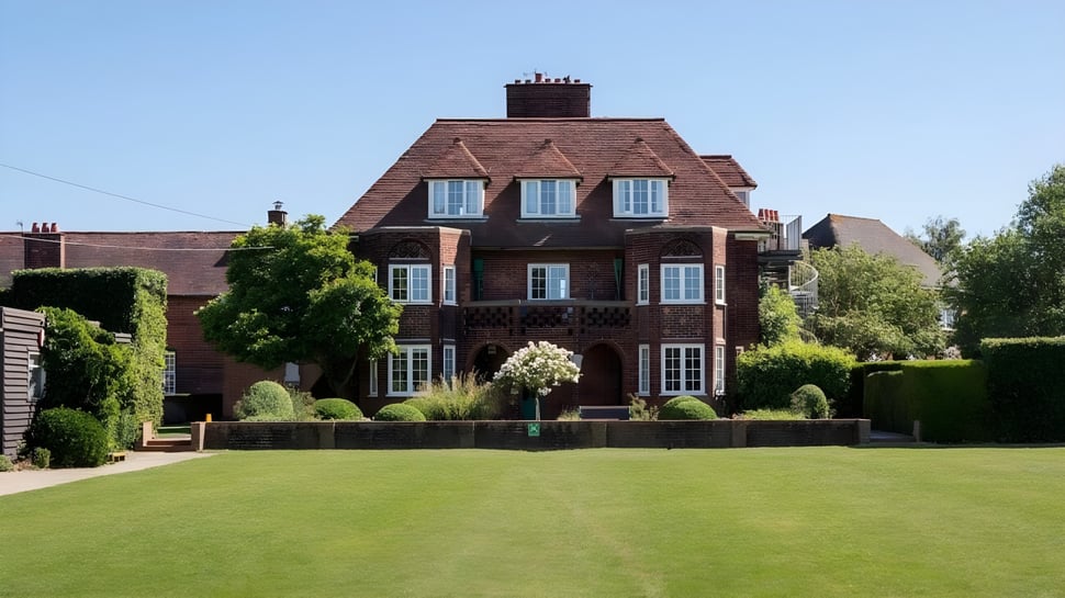 Das große Backsteingebäude der St. Christopher School steht umgeben von gepflegtem Rasen und grüner Vegetation.