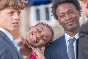 Zwei Männer stehen zusammen auf einer Veranstaltung der St. Christopher School in formeller Kleidung und lächeln.