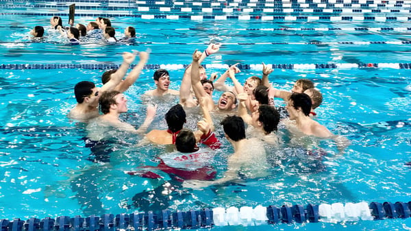Schüler der St. Christopher’s School schwimmen und planschen im Schwimmbad auf dem Schulgelände.