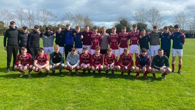 Eine Gruppe von Schülerinnen und Schülern posiert als Fußballteam auf dem Sportplatz der St. Ciarán’s Community School.