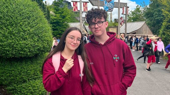 Zwei Schülerinnen und Schüler stehen in einem parkähnlichen Bereich auf dem Campus der St. Ciarán’s Community School.