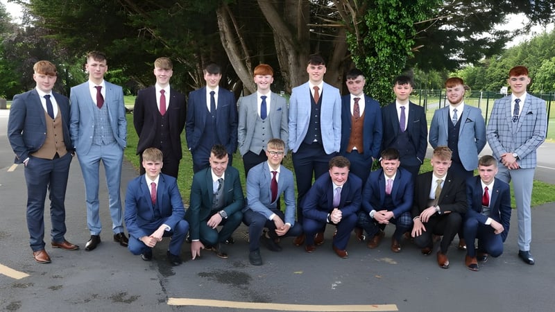 Eine Gruppe von Schülern des St. Coleman's College steht gemeinsam in einem parkähnlichen Bereich mit Bäumen im Hintergrund.