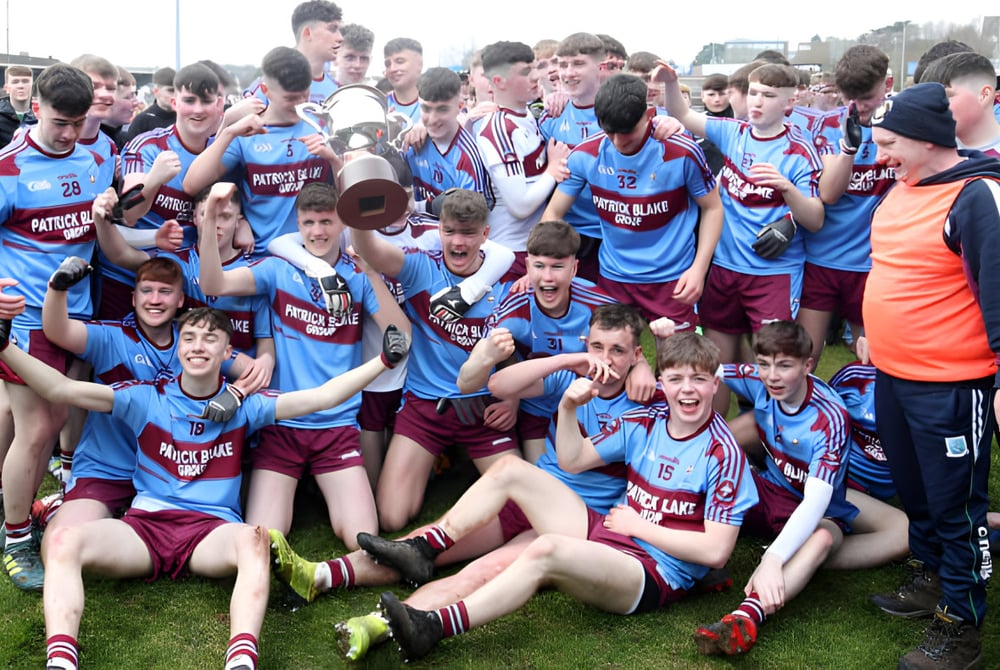 Eine Gruppe von jungen Athleten feiert nach einem erfolgreichen Wettkampf auf dem Gelände von St. Coleman's College.