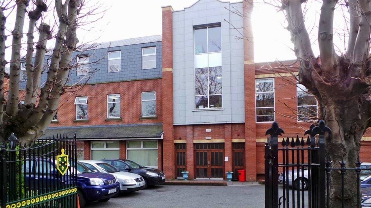 Das mehrstöckige Backsteingebäude mit moderner Glasfassade auf dem Campus von St. Conleths College im Herbst.